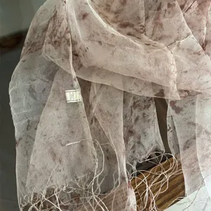 Lichte transparante mesh sjaal met abstracte print en franjes, elegante zomermode sjaal.