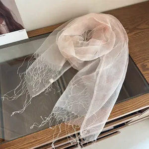 Prachtige lichte mesh sjaal met subtiele franjes, perfect voor een elegante zomerlook.