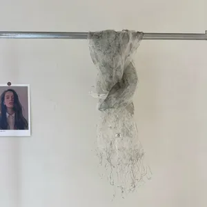 Lichte transparante mesh sjaal voor dames, abstract geprinte omslagdoek met franjes voor zomer.
