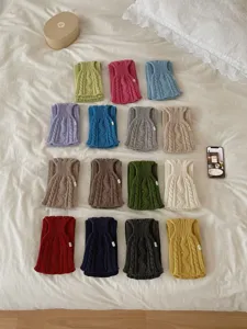 Vue de détail de plusieurs écharpes en tricot torsadé unies aux teintes variées, très douillettes.
