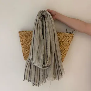 Écharpe rayée vintage avec franges, mélange de coton doux, parfaite pour un usage quotidien.