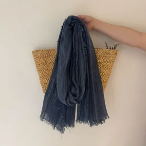 Détail d'écharpe rayée bleu foncé rétro effilochée, accessoire de mode léger et élégant.