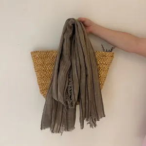 Vue de détail d'une écharpe en lin rayé rétro avec des franges délicates, style.