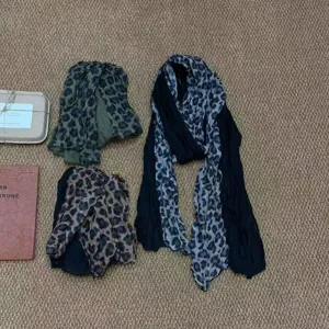 Vista di dettaglio della sciarpa alla moda con stampa leopardata plissettata in lino.