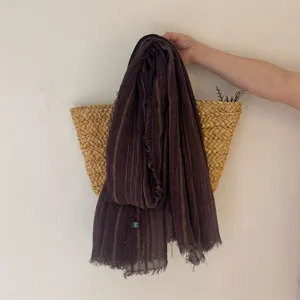 Echarpe retro a rayures marron fonce vue en detail, design elegante a franges pour l'hiver.