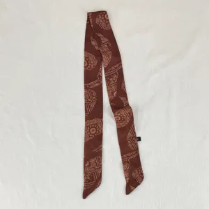 Vista dettagliata di una sciarpa twilly vintage con elegante stampa cachemire marrone.