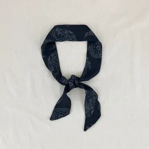 Piccolo foulard classico con motivo paisley retrò, elegante accessorio per capelli e fascia da donna.