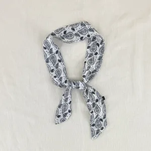 Sciarpa sottile paisley in bianco e nero, foulard vintage versatile per capelli o collo.
