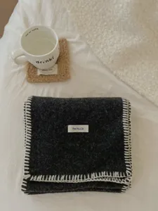 Bufanda de punto gris oscuro con borde de puntada blanca, accesorio de invierno acogedor para mujer.