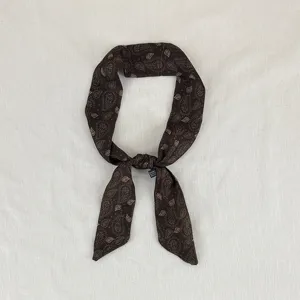 Foulard vintage in seta marrone con stampa cachemire e fascia per capelli versatile.