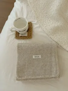 Bufanda de punto liso para mujer, accesorio de moda de invierno cálido y grueso con bordes muy limpios.