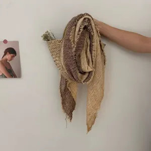 Petit foulard texturé patchwork vintage, style rétro effrangé pour les femmes au quotidien.