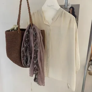 Set camicia in misto lino autunnale, borsa intrecciata e foulard vintage da donna.