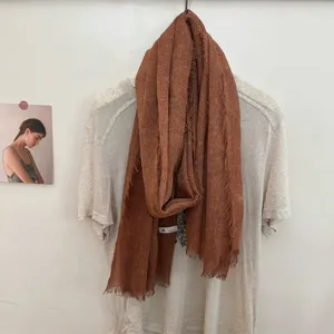 Effen gestructureerde sjaal met franjes, lichtgewicht modieus accessoire voor lente en herfst.