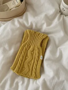 Écharpe en tricot jaune confortable pour femme, accessoire de mode idéal pour l'automne.