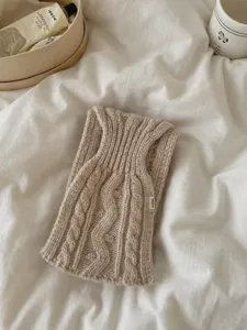 Détail d'écharpe en tricot épais unie rétro, chauffe-cou douillet pour accessoire d'hiver.
