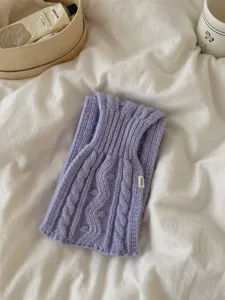 Echarpe en tricot epais uni retro, accessoire de mode style vintage confortable pour l'hiver.