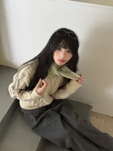 Early autumn knitted diamond scarf, cozy green neckerchief for women, chic daily accessory.