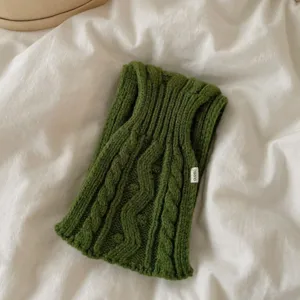 Écharpe en tricot côtelé épais de couleur unie rétro, élégant accessoire de cou chaud mode automne.