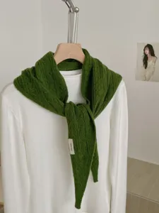 Grünes Strick-Dreiecktuch für Damen, warmer Winter-Halstuch und stilvoller kleiner Schal.