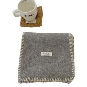 Bufanda de invierno de punto gris para mujer, bufanda gruesa y cálida con borde elegante.