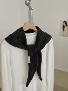 Dunkelgraues Strick Dreiecktuch fuer Damen, warmer Winterschal und modischer Mini-Schal
