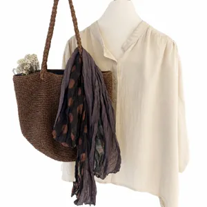 Autunno donna camicia manica lunga borsa paglia sciarpa pois vintage outfit chic