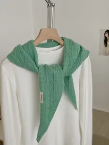 Grünes gestricktes Dreieckstuch für Damen, warmer Winterschal und modisches Halstuch.