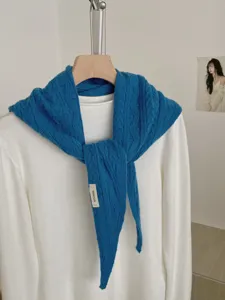 Blaues gestricktes Dreiecktuch Detail, warme Woll-Halskrause Damen Winter Schal Dekoration.