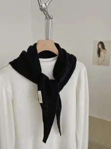 Einfarbiges gestricktes Dreiecktuch für Damen, ein stilvoller warmer Winterschal.