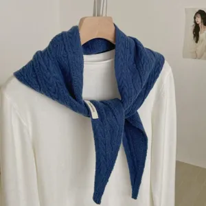 Minimalistisches einfarbiges Strick-Dreieckstuch für Damen, stilvoller Nackenschwärmer.