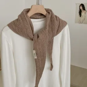 Minimalistisches braunes Strick-Dreieckstuch für Damen, eleganter Herbst Winter Halswärmer.