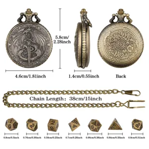 Montre de poche bronze vintage avec chaîne et jeu de dés DND, relief dragon et épée détaillé.