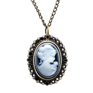 Vintage cameo hanger ketting met antieke bronzen filigrain montuur en klassiek gegraveerd profiel.