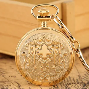 Orologio da tasca meccanico dorato con elaborata incisione floreale vintage e catena a serpente.