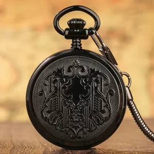 Primo piano dettagliato di un orologio da tasca meccanico nero con motivo intagliato.