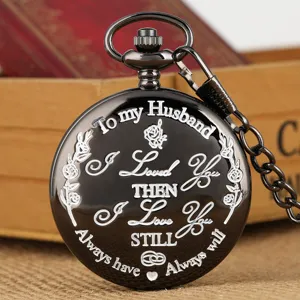 Vintage zwart quartz zakhorloge met gegraveerde romantische liefdesboodschap en ketting.