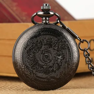 Vintage zwart quartz zakhorloge met ingewikkelde bloemengravure en bijpassende ketting.