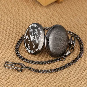 Detailweergave van de vintage quartz zakhorloge, elegante zwarte metalen kast met ketting.