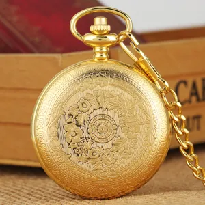 Gedetailleerd overzicht van gegraveerde gouden zakhorloge met ketting op houten achtergrond.