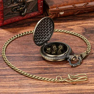 Boîtier de montre de poche vintage avec des dés métalliques miniatures et longue chaîne.