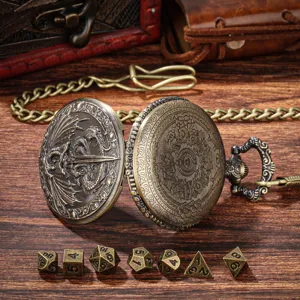 Gros plan sur une montre de poche vintage en bronze avec gravure de dragon et dés en métal.