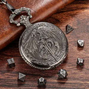 Détail d'une montre de poche dragon vintage en relief avec des dés métalliques sur fond de bois