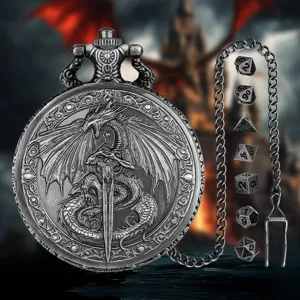Vue détaillée d'une montre de poche dragon vintage avec relief d'épée sculpté et chaîne de dés DND.