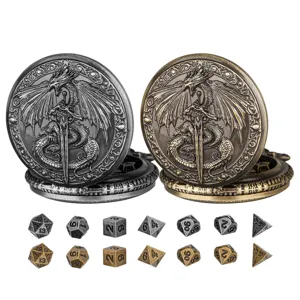 Boîtier de montre gousset dragon épée vintage avec set de dés DND métalliques.