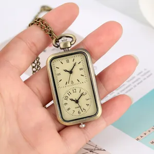 Vintage bronzen rechthoekige quartz zakhorloge met dubbele tijdzone en lange ketting ketting.