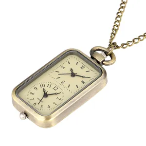 Gedetailleerd uitzicht op het vintage bronzen rechthoekige dubbele tijdzone kwarts zakhorloge.