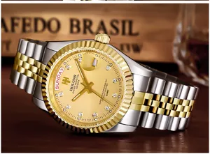 Primo piano dettagliato dell'orologio da uomo al quarzo con cinturino bicolore e quadrante.