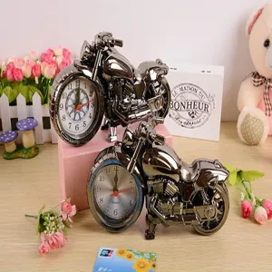 Creatieve motorvormige kwartswekker met koele metalen afwerking, uniek geschenk voor studenten.