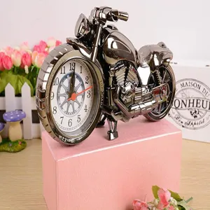 Creatieve metalen motorfiets wekker, unieke retro bureauklok als een leuk verjaardagscadeau.